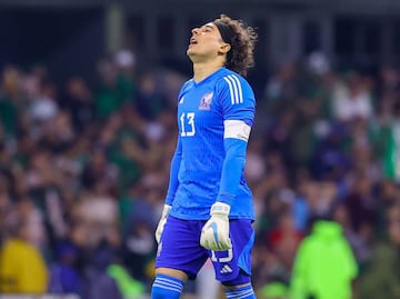 Guillermo Ochoa: El histórico guardameta mexicano por quien nadie paga por tenerlos en sus filas