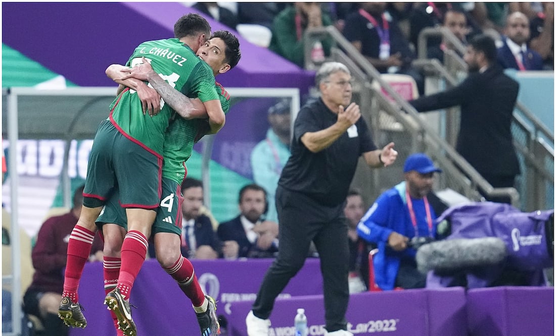 Edson Álvarez, Luis Chávez y el 'Tata' Martino durante el Mundial de Qatar 2022 Foto: Imago7