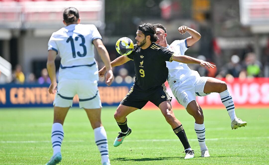 Raúl Jiménez ante Suiza Foto: Imago7