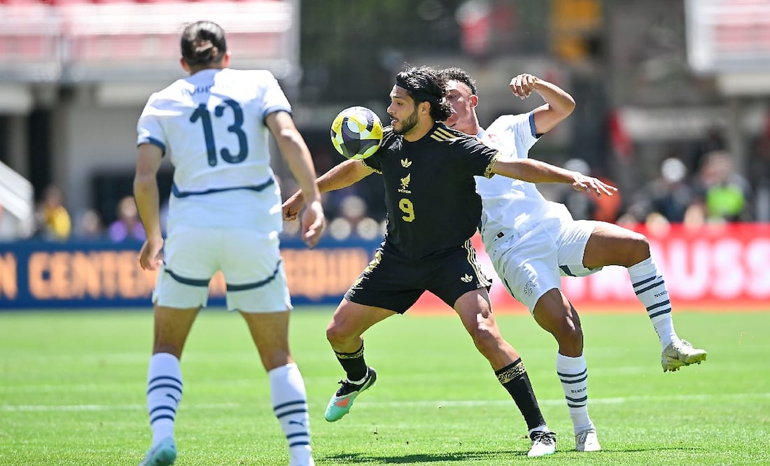 Raúl Jiménez ante Suiza Foto: Imago7
