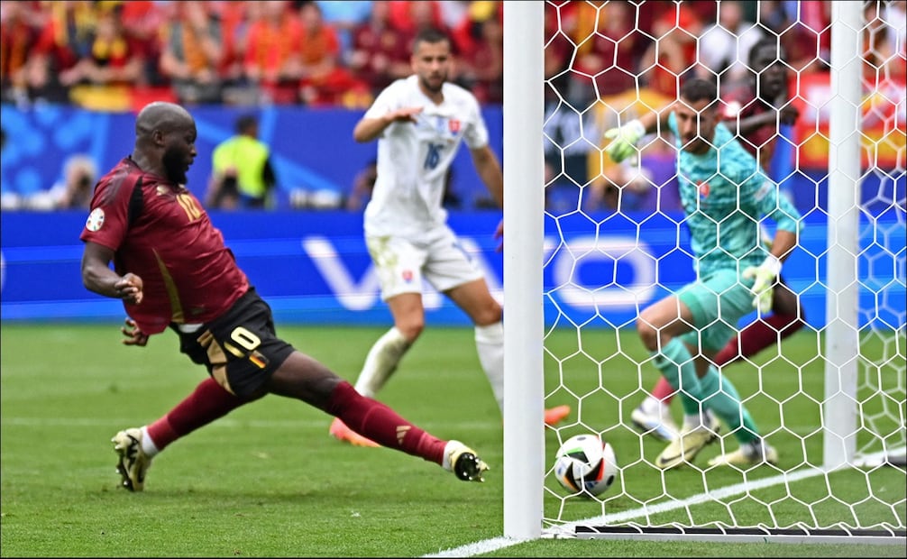Romelu Lukaku tira a puerta en uno de los goles anulados del partido. FOTO: AFP