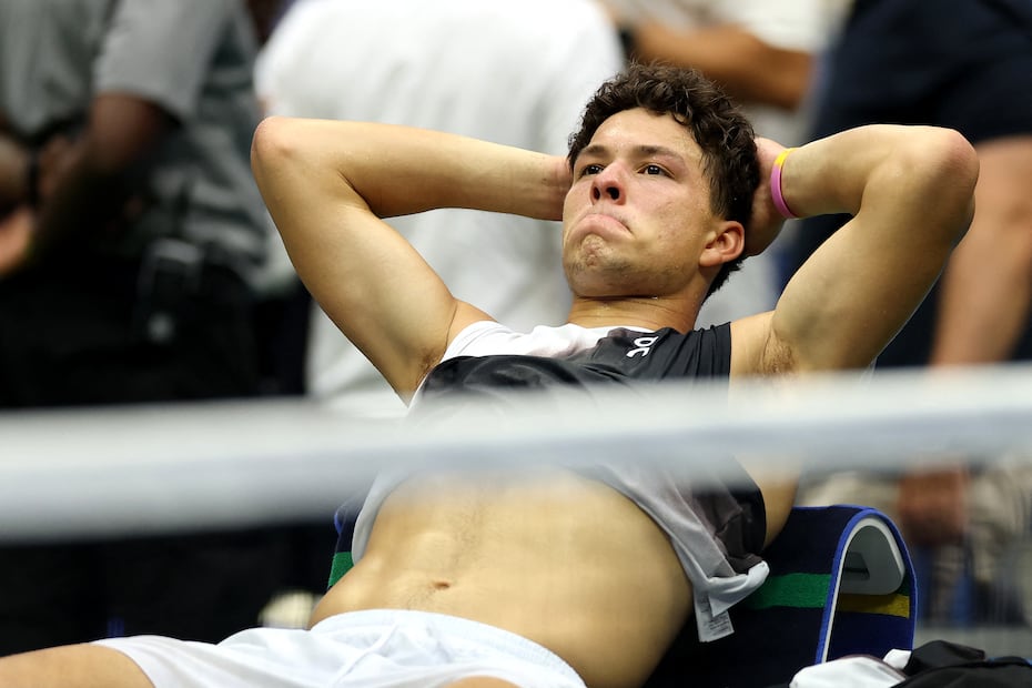 Ben Shelton pensativo tras caer ante Alexander Zverev en la final del US Open 2026/ Foto: AFP