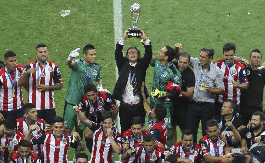 Matías Almeyda festeja el título del Clausura 2017 que logró con las Chivas. Foto: Imago7