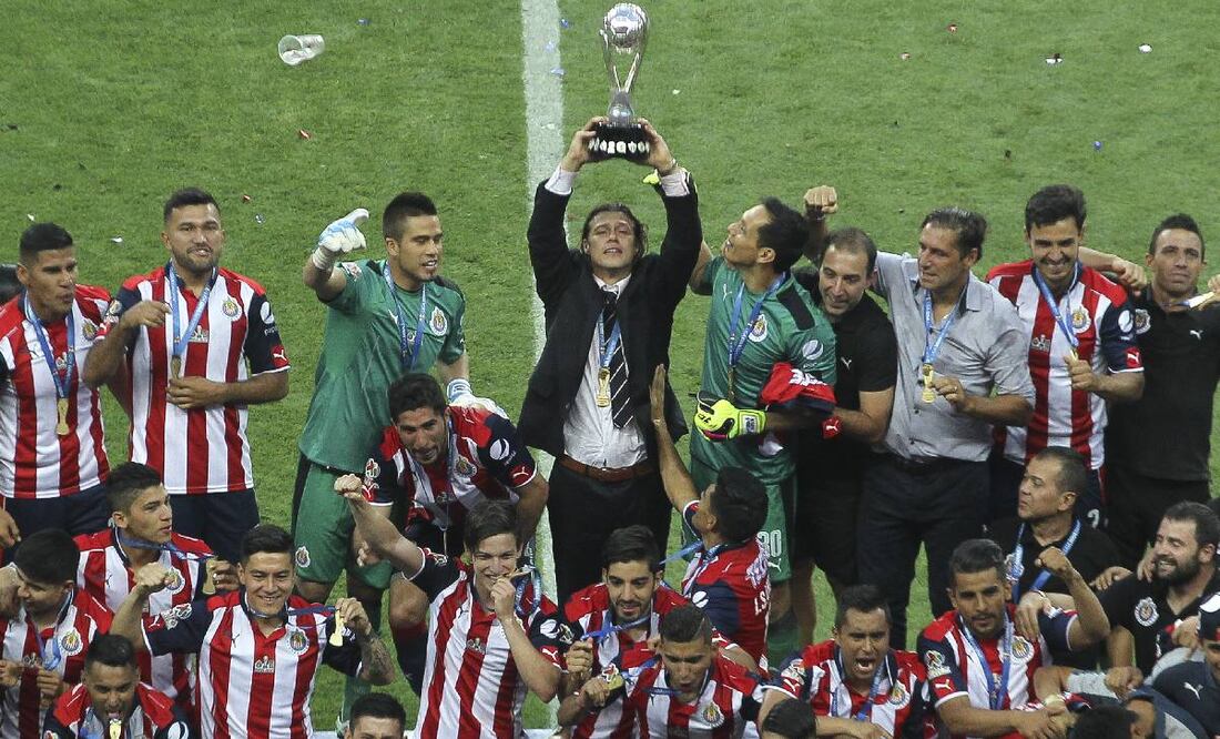 Matías Almeyda festeja el título del Clausura 2017 que logró con las Chivas. Foto: Imago7