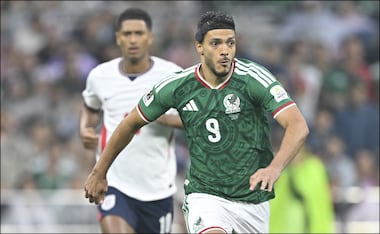 Raúl Jiménez conduce el balón en el partido entre México e Inglaterra. FOTO: Imago7
