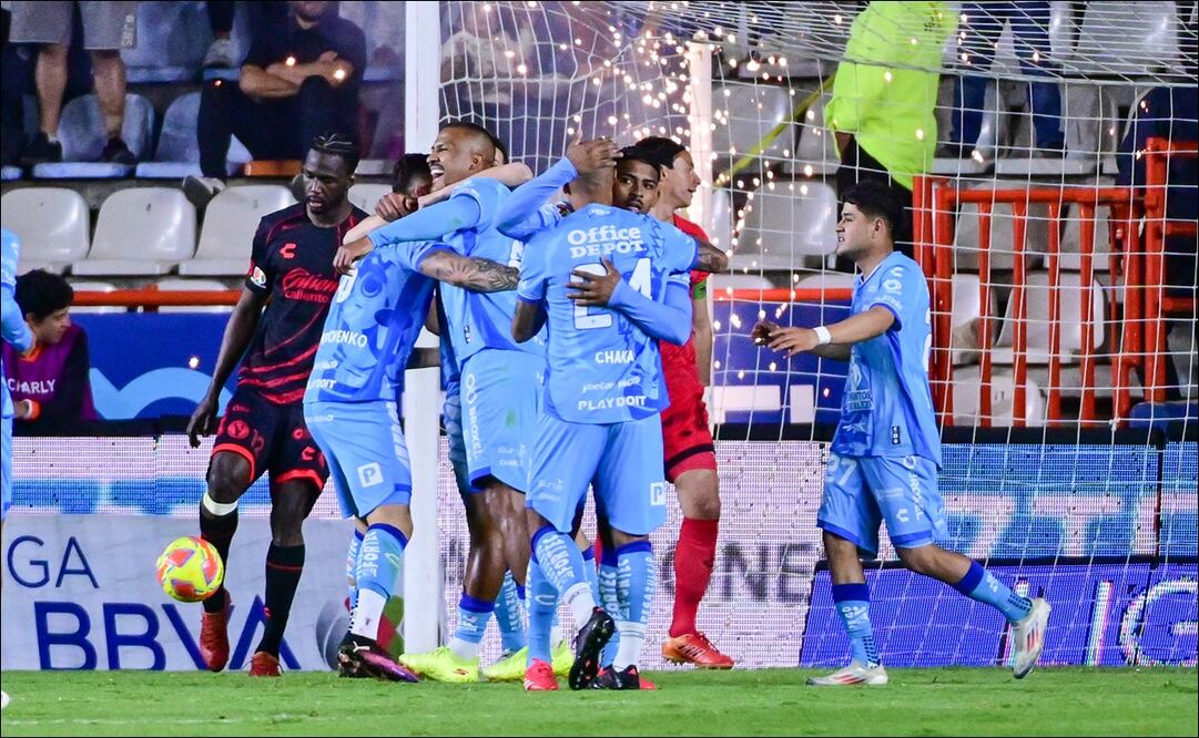 Jugadores del Pachuca celebran uno de los cuatro goles anotados a los Xolos. FOTO: Imago7