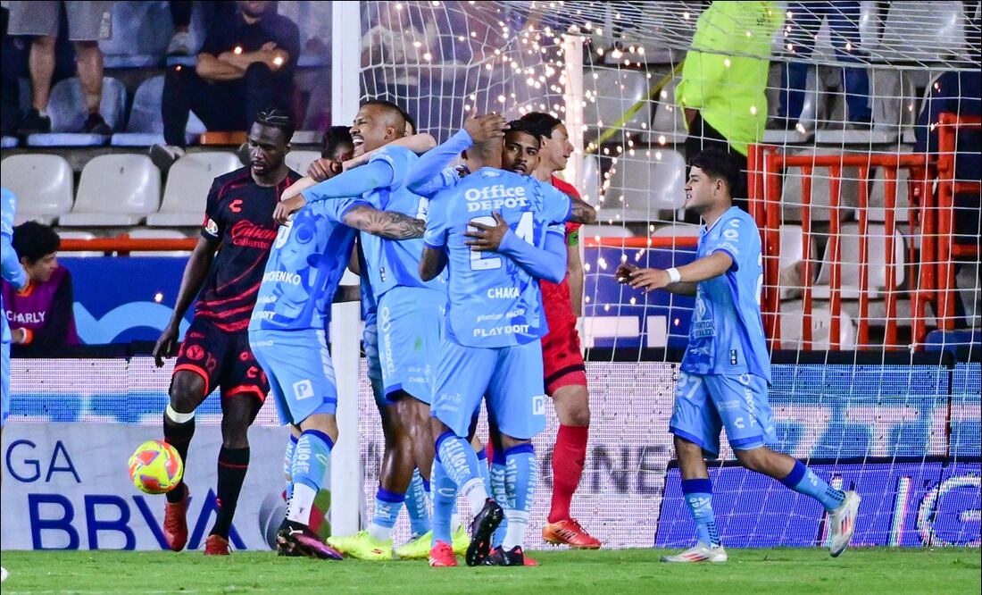 Jugadores del Pachuca celebran uno de los cuatro goles anotados a los Xolos. FOTO: Imago7