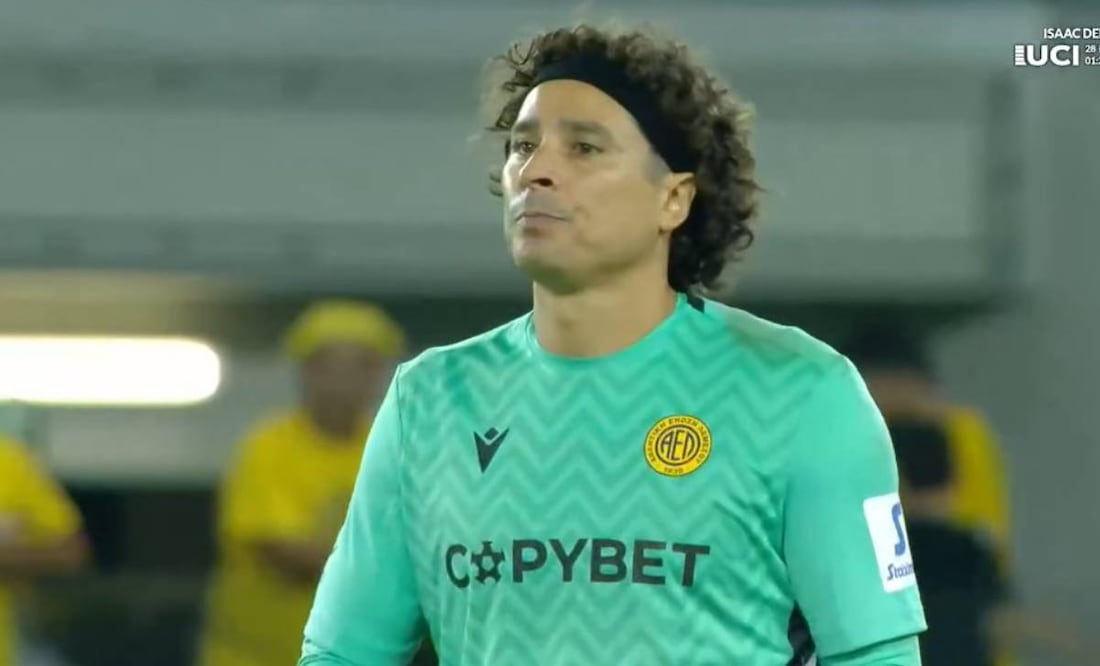 Guillermo Ochoa, molesto, luego de que su equipo sumó un nuevo tropiezo en la Liga de Chipre. Foto: Especial