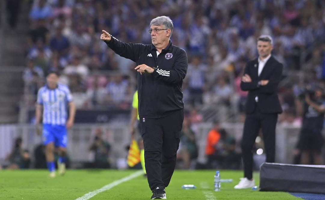 Tata Martino da indicaciones a sus jugadores en el partido Monterrey vs Inter Miami. Foto: Imago7