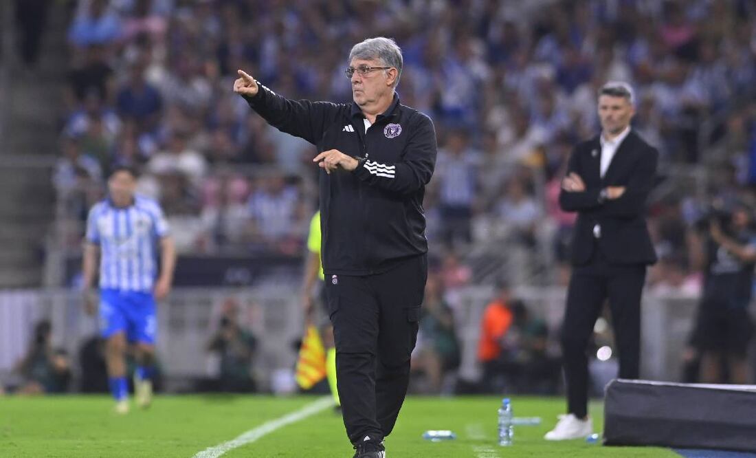 Tata Martino da indicaciones a sus jugadores en el partido Monterrey vs Inter Miami. Foto: Imago7