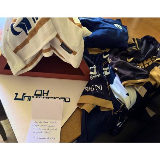 Pumas le regaló varias playeras a José Ramón Fernández. Foto: Especial
