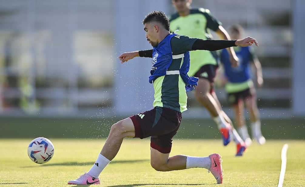 El defensa de la Selección mexicana se prepara para el juego ante Ecuador: Imago7