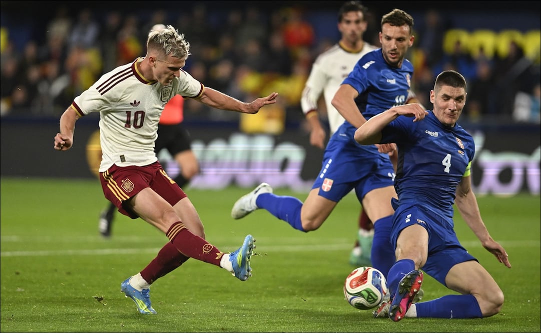 Dani Olmo dispara ante Nikola Milenkovic, de Serbia, durante el amistoso entre España y Serbia en el estadio de La Cerámica. FOTO: EFE