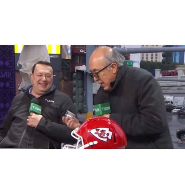 En su último Super Bowl con Televisa, Pepe Segarra se hizo viral por un vasito que presumió a Enrique Burak y Toño de Valdés. Foto: Especial