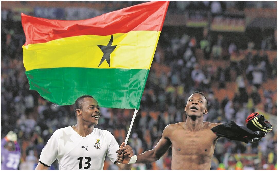 Jugadores de Ghana con la bandera nacional / FOTO: AP