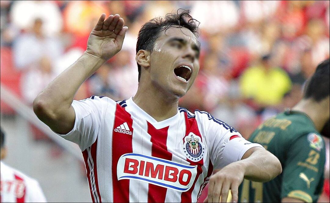 Omar Bravo, durante un partido con las Chivas en el futbol mexicano. FOTO: Imago7