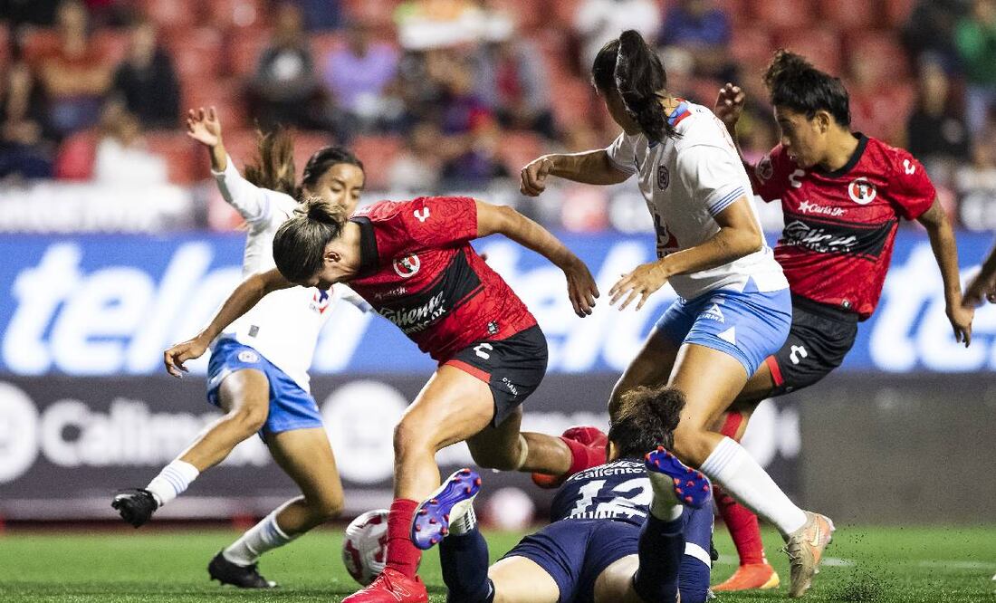 Un comentarista de Caliente TV fue albureado en la transmisión del Xolos vs Cruz Azul. Foto: Imago7