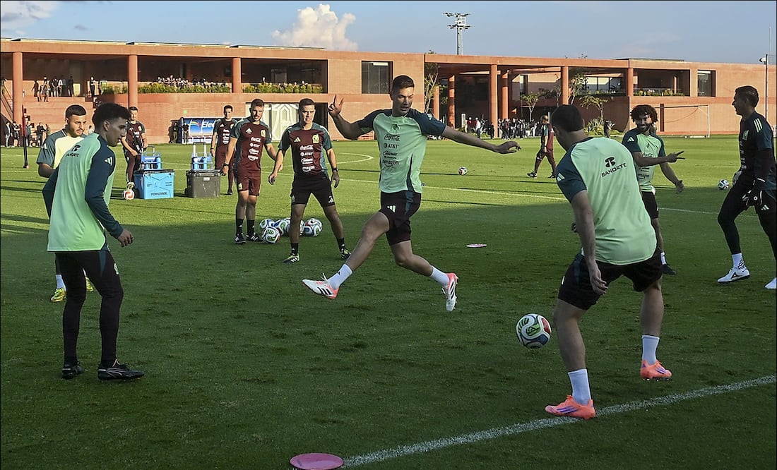 Jugadores de la Selección Mexicana entrenan en las instalaciones de la Academia AGA, previo al partido de preparación frente a la selección de Ecuador. FOTO: Imago7