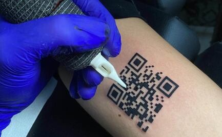 Italiano se tatúa el código QR de su certificado Covid de vacunación