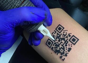 Italiano se tatúa el código QR de su certificado Covid de vacunación