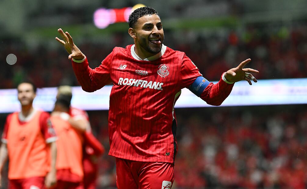 Alexis Vega tras anotar el penal ante América Foto: Imago7