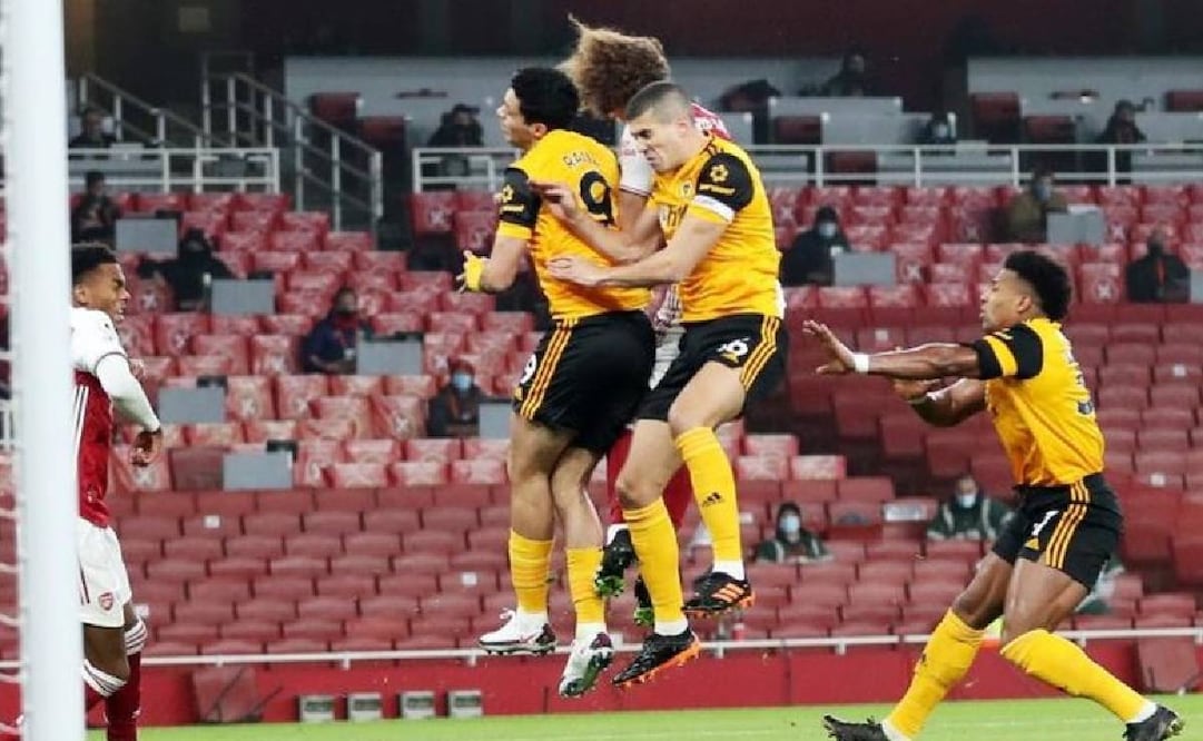 Raúl Jiménez aseguró que no recuerda nada luego del cabezazo con David Luiz. Foto: EFE