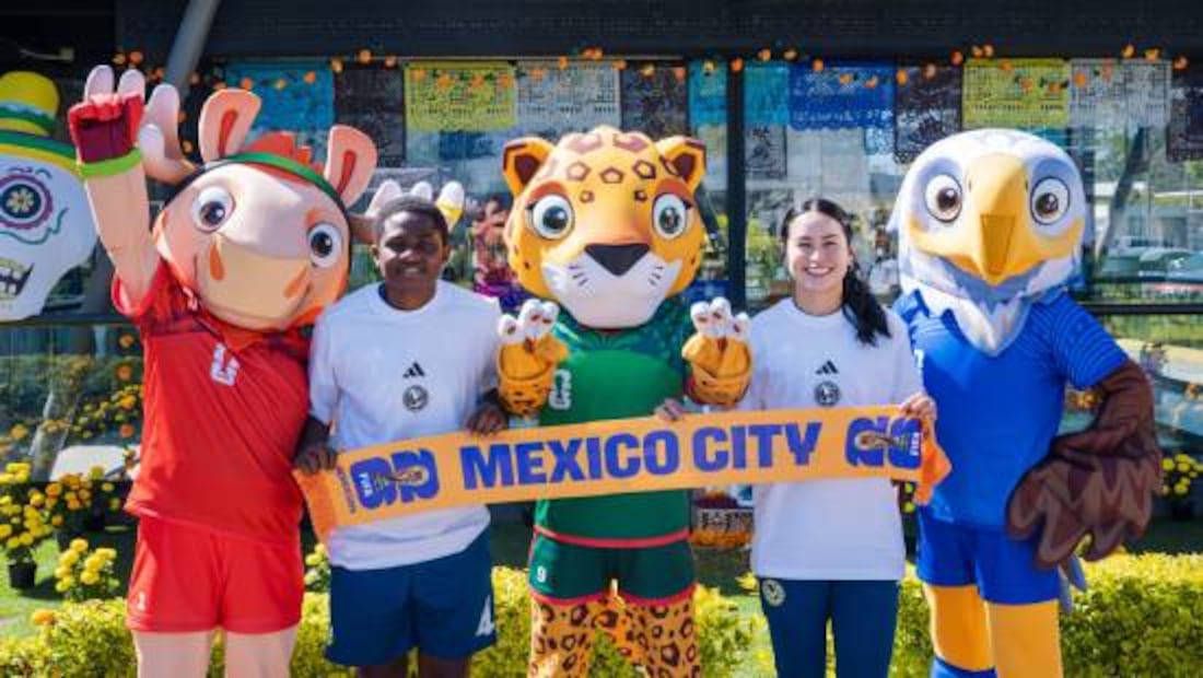 Maple, Zayu y Clutch posaron con las jugadoras del América femenil. Foto: @ClubAmerica