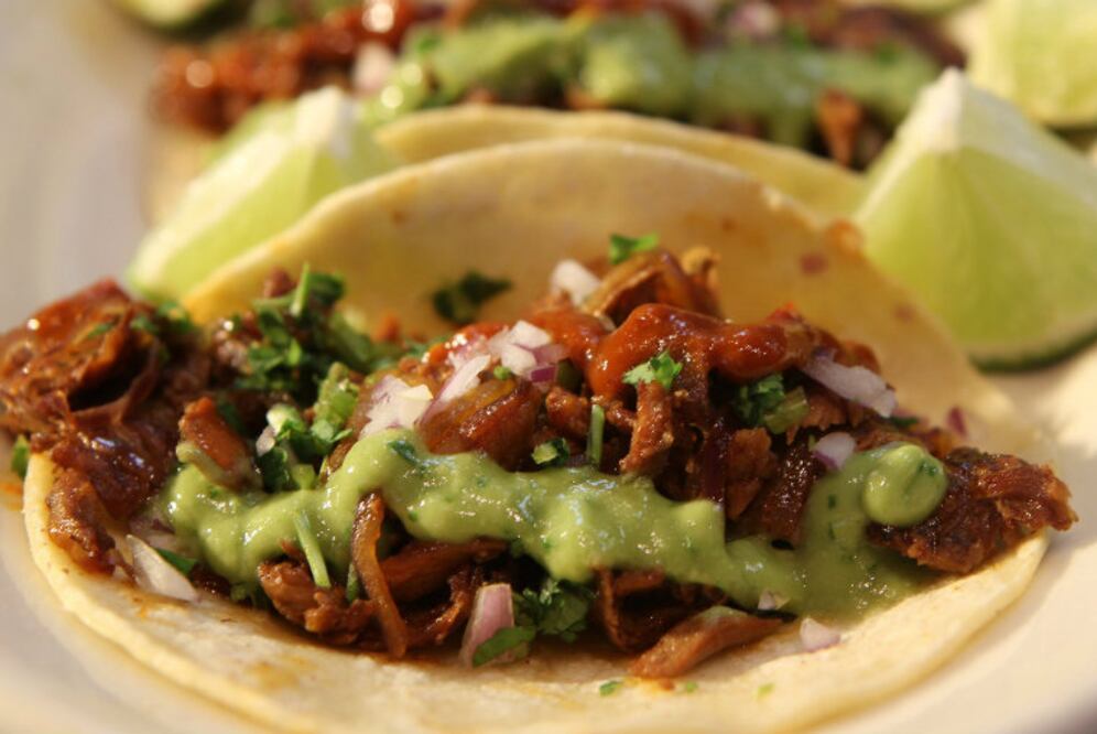 Este platillo nació de la tradición libanesa en el siglo XIX, cuando numerosos inmigrantes llegaron a México. Con el tiempo, los mexicanos cambiaron las especias y sustityeron la carne del típico shawarma con puerco en lugar de cordero. (Foto: Sandra Torres/El Universal)