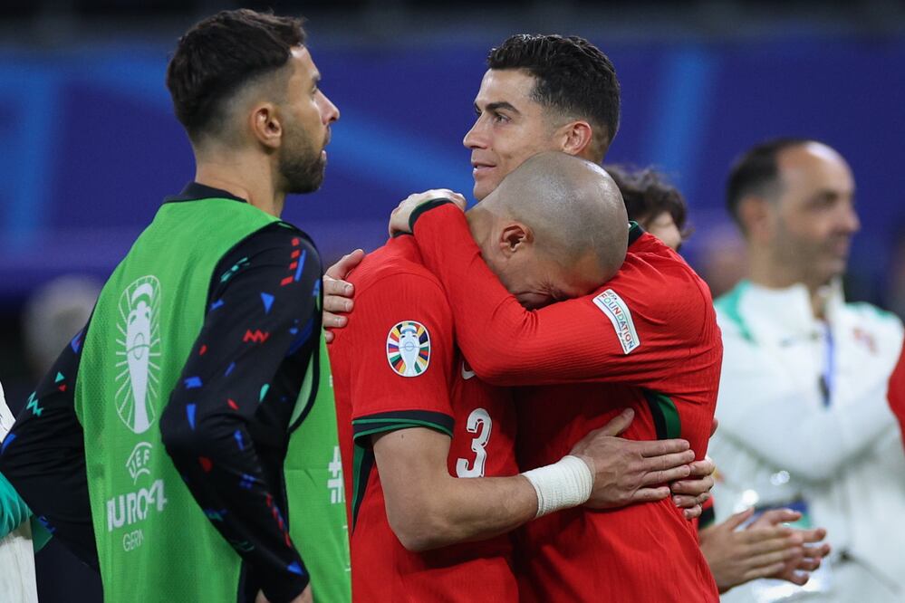Cristiano Ronaldo y Pepe abrazándose, tras la eliminación de Portugal en la Eurocopa - Foto: EFE