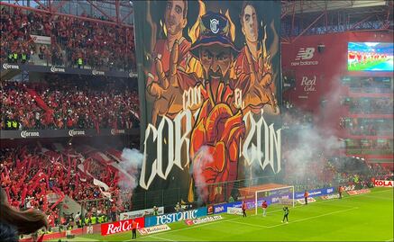 Miles de banderas rojas y globos recibieron al Toluca previo al juego ante Rayados