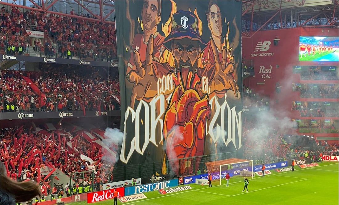 Así lució el recibimiento de la afición escarlata para los Diablos Rojos del Toluca. FOTO: Nicolás Schiller Solti