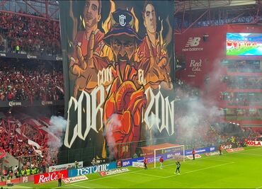 Miles de banderas rojas y globos recibieron al Toluca previo al juego ante Rayados