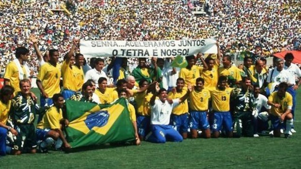 Brasil rindiéndole homenaje al piloto de la Fórmula 1, Ayrton Sen,na, tras ganar la Copa del Mundo de Estados Unidos de 1994 en el Estadio Rose Bowl - Foto: @ayrtonsenna en X