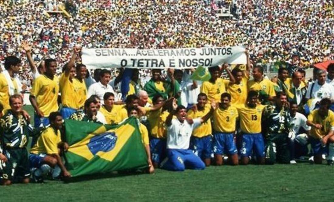 Brasil rindiéndole homenaje al piloto de la Fórmula 1, Ayrton Sen,na, tras ganar la Copa del Mundo de Estados Unidos de 1994 en el Estadio Rose Bowl - Foto: @ayrtonsenna en X