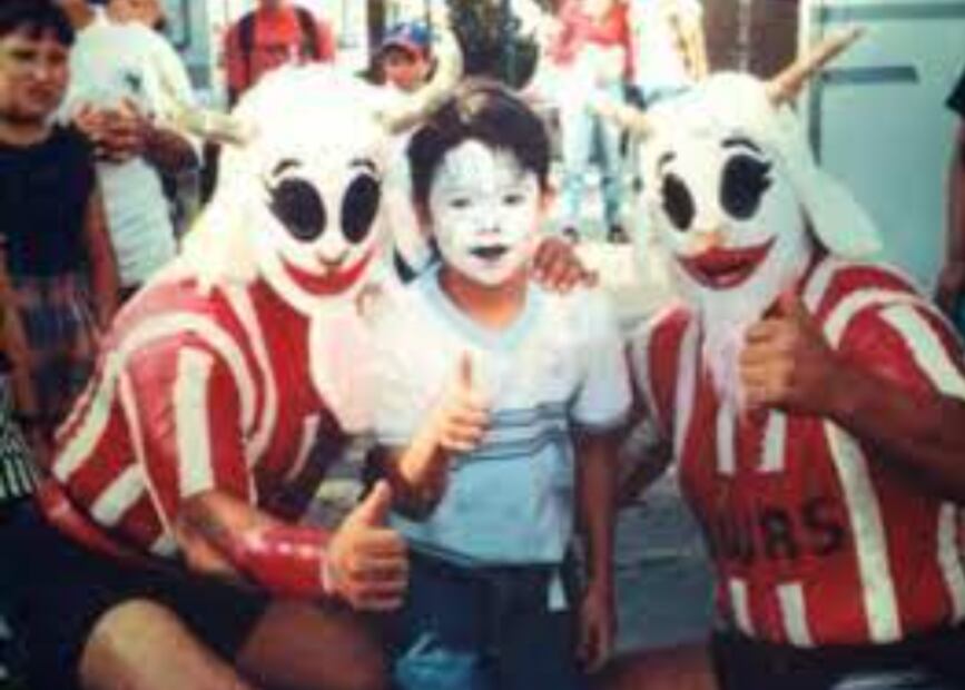 Luchadores representando al América