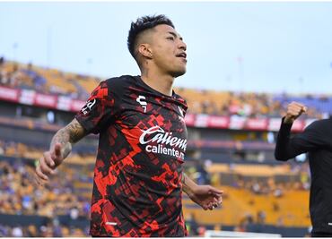 VIDEO: Abuchean a Raymundo Fulgencio tras su regreso al 'Volcán' como jugador de Atlas