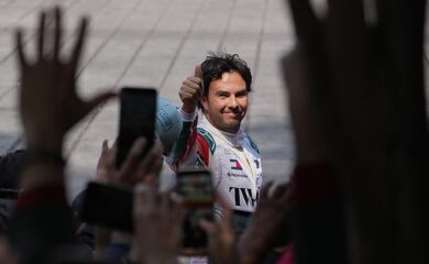 Checo Pérez vive un regreso de héroe en el GP de México, pese a un viernes complicado