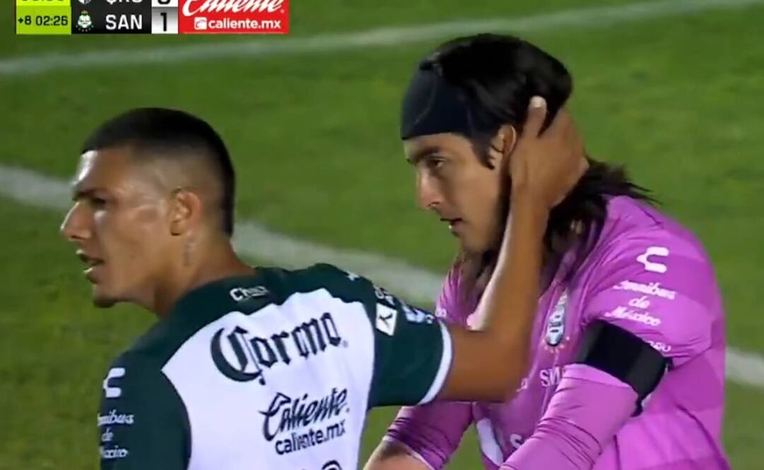 Los compañeros de Acevedo le mostraron apoyo tras su error. Foto: Especial.