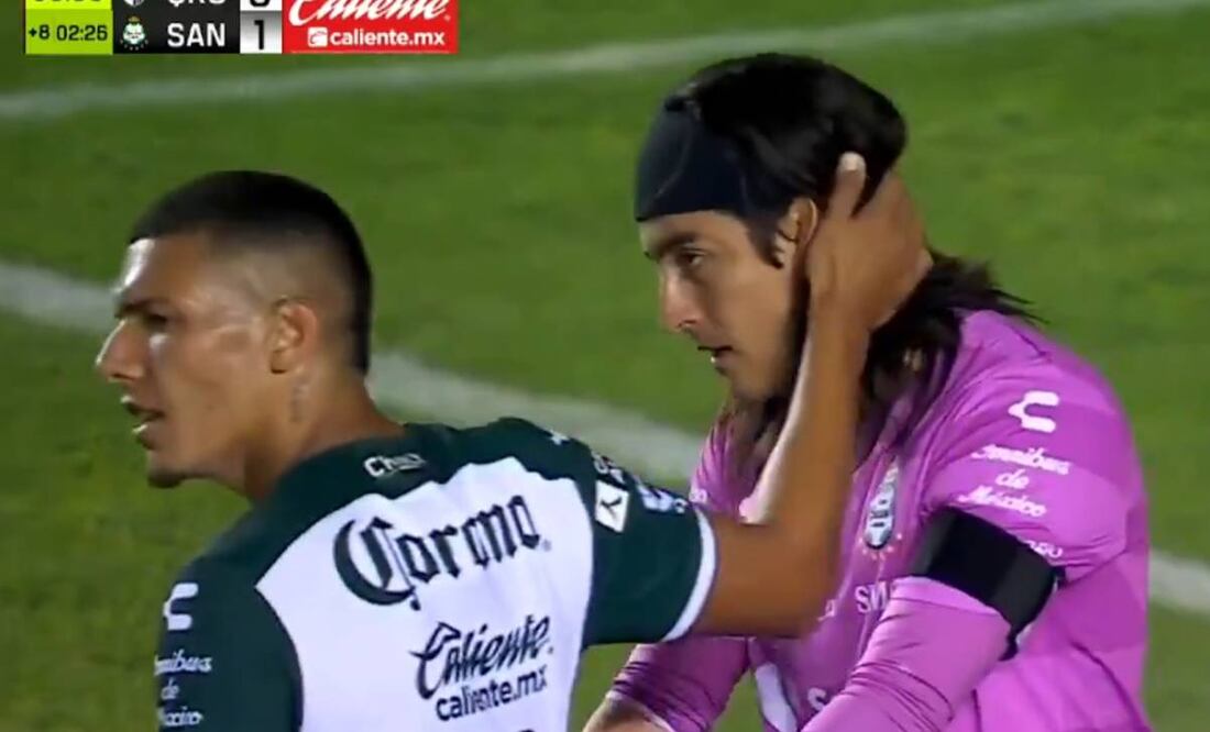 Los compañeros de Acevedo le mostraron apoyo tras su error. Foto: Especial.