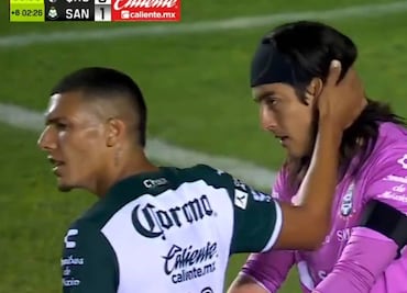 Carlos Acevedo es reventado por la afición de Santos Laguna tras el oso contra Querétaro
