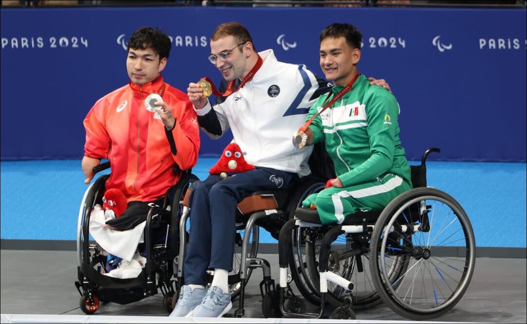 Ángel Camacho con su medalla de bronce de los Juegos Paralímpicos de París 2024. FOTO: Especial