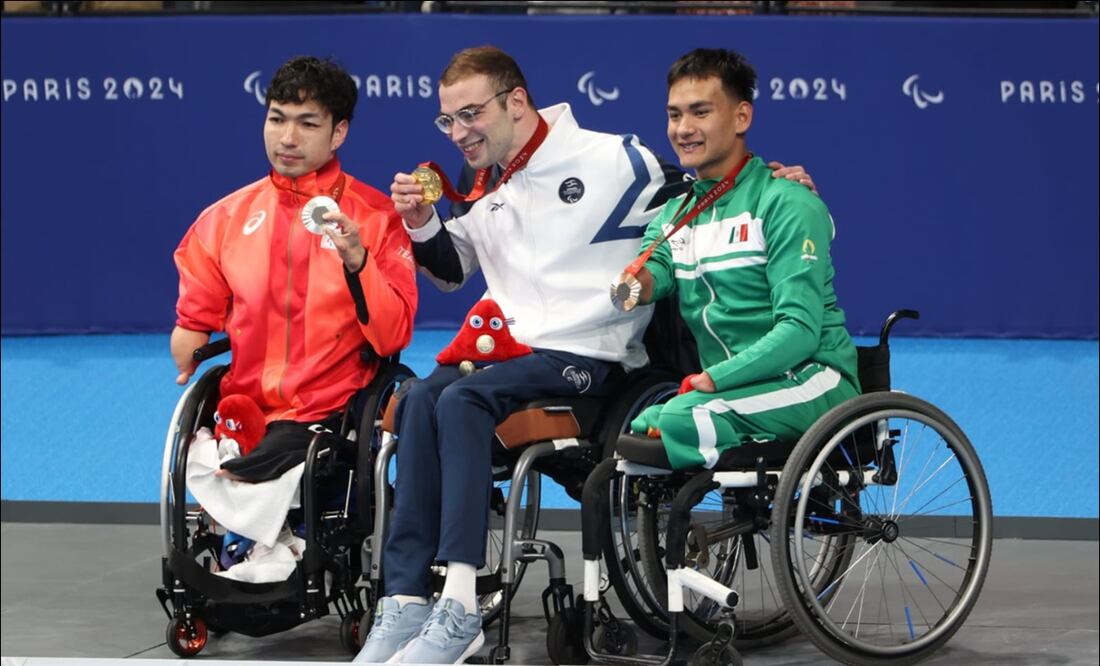 Ángel Camacho con su medalla de bronce de los Juegos Paralímpicos de París 2024. FOTO: Especial