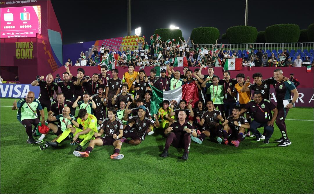 Jugadores de la Selección Mexicana Sub 17 celebran tras eliminar a Argentina del Mundial de Qatar 2025. FOTO: @miseleccionsubs