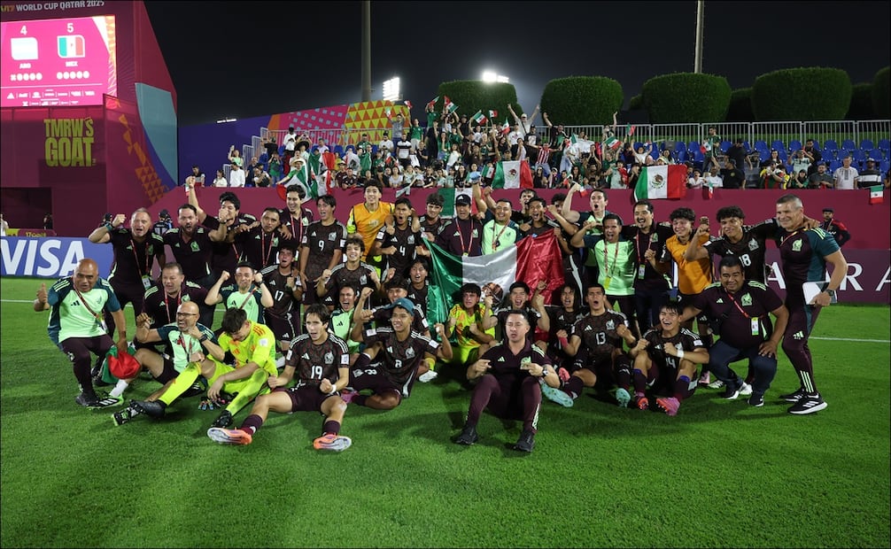 Jugadores de la Selección Mexicana Sub 17 celebran tras eliminar a Argentina del Mundial de Qatar 2025. FOTO: @miseleccionsubs