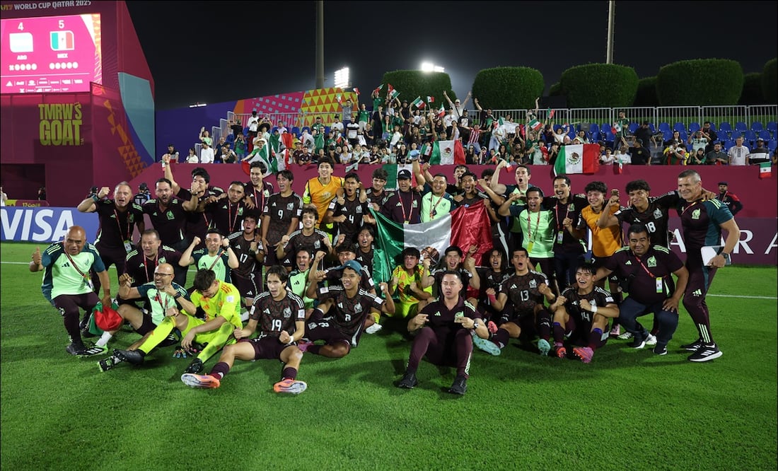 Jugadores de la Selección Mexicana Sub 17 celebran tras eliminar a Argentina del Mundial de Qatar 2025. FOTO: @miseleccionsubs
