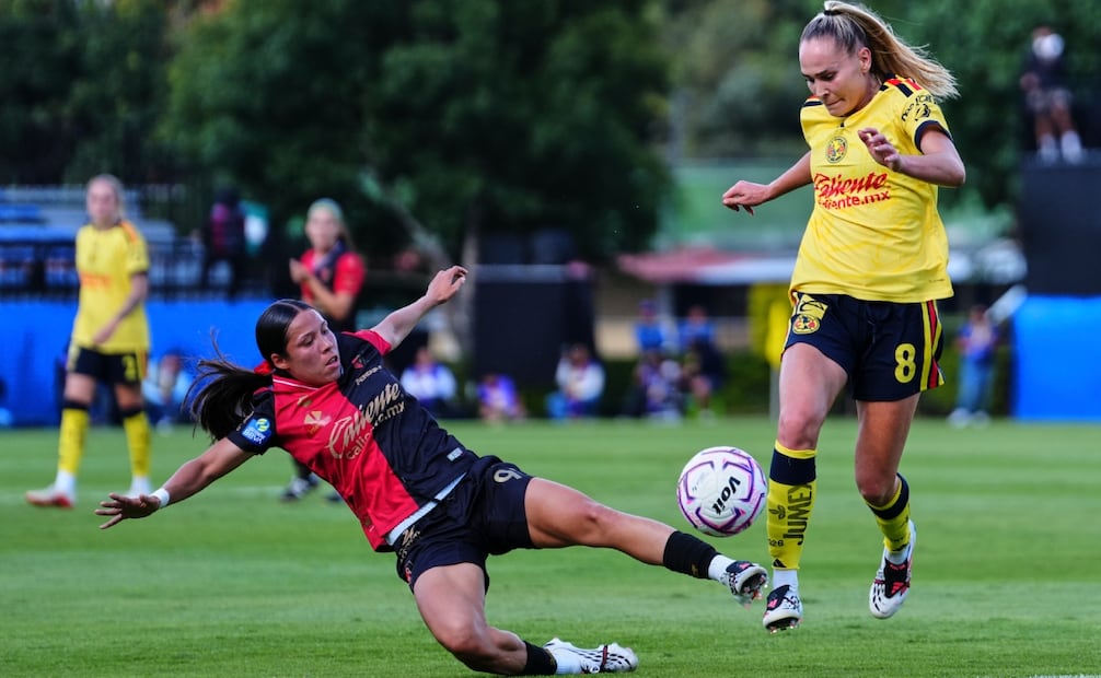 Irene Guerrero mano a mano frente a la defensora de Atlas / Foto: Imago7
