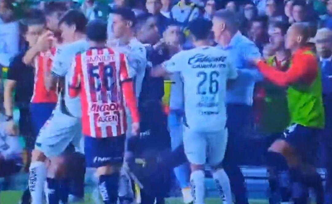 Oscar García buscó quien se la pagara tras ser empujado. Foto: Especial.