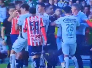 Oscar García pateó a James Rodríguez y fue expulsado del encuentro