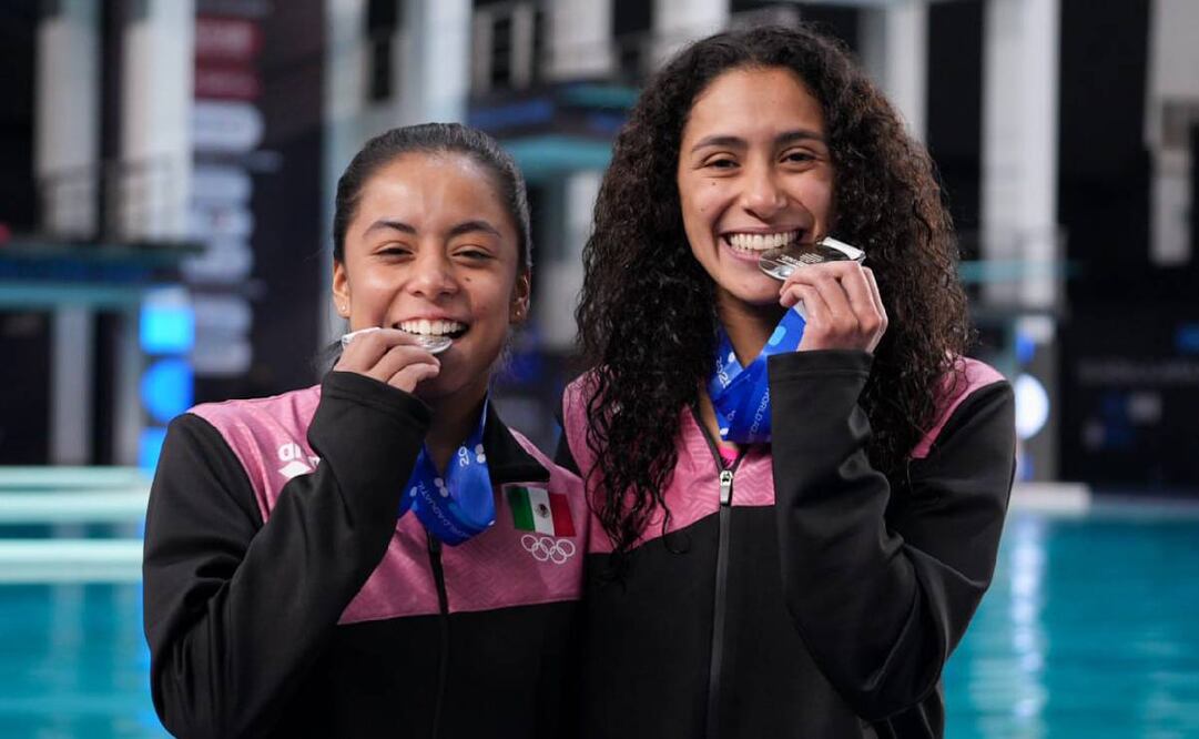 Ale Estudillo y Gaby Agúndez presumen su presea de plata. FOTO: Cortesía CONADE
