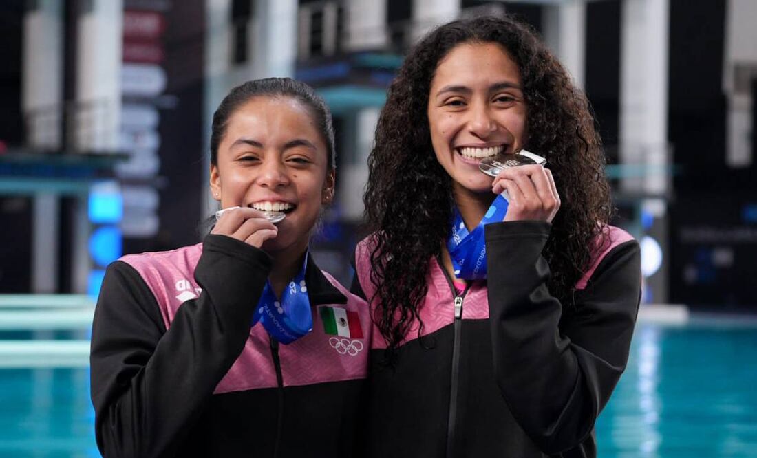 Ale Estudillo y Gaby Agúndez presumen su presea de plata. FOTO: Cortesía CONADE